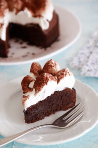 עוגת שוקולד וקצפת כשרה לפסח | צילום: נטלי לוין