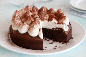 עוגת שוקולד וקצפת כשרה לפסח | צילום: נטלי לוין