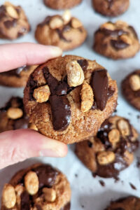 עוגיות בוטנים ושוקולד צ'יפס ללא גלוטן | צילום: נטלי לוין