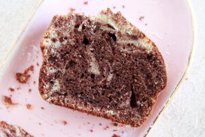 עוגת שיש שוקולד וטחינה | צילום: נטלי לוין