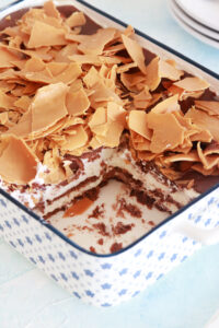 עוגת ביסקוויטים עם קרם גבינה ושוקולד לבן מקורמל | צילום: נטלי לוין