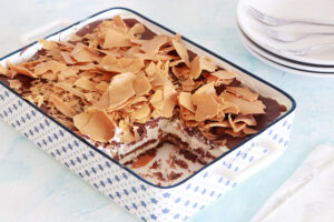 עוגת ביסקוויטים עם קרם גבינה ושוקולד לבן מקורמל | צילום: נטלי לוין