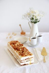 עוגת ביסקוויטים לוטוס עם דבש ושקדים | צילום: נטלי לוין