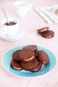 עוגיות סנדוויץ' שוקולד במילוי חמאת בוטנים | צילום: נטלי לוין