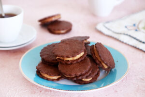 עוגיות סנדוויץ' שוקולד במילוי חמאת בוטנים | צילום: נטלי לוין